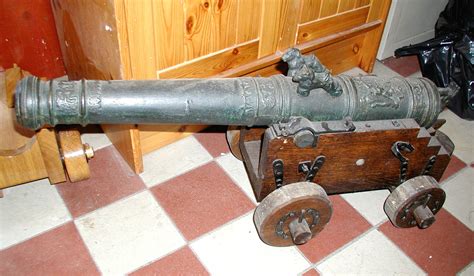 svartkrutskällaren – Antika och moderna vapen. Salutkanoner, .